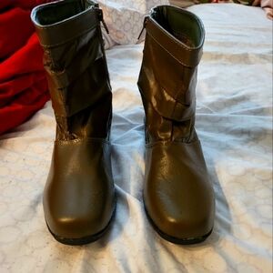 Beacon women's 8.5 olive Green leather ankle boots